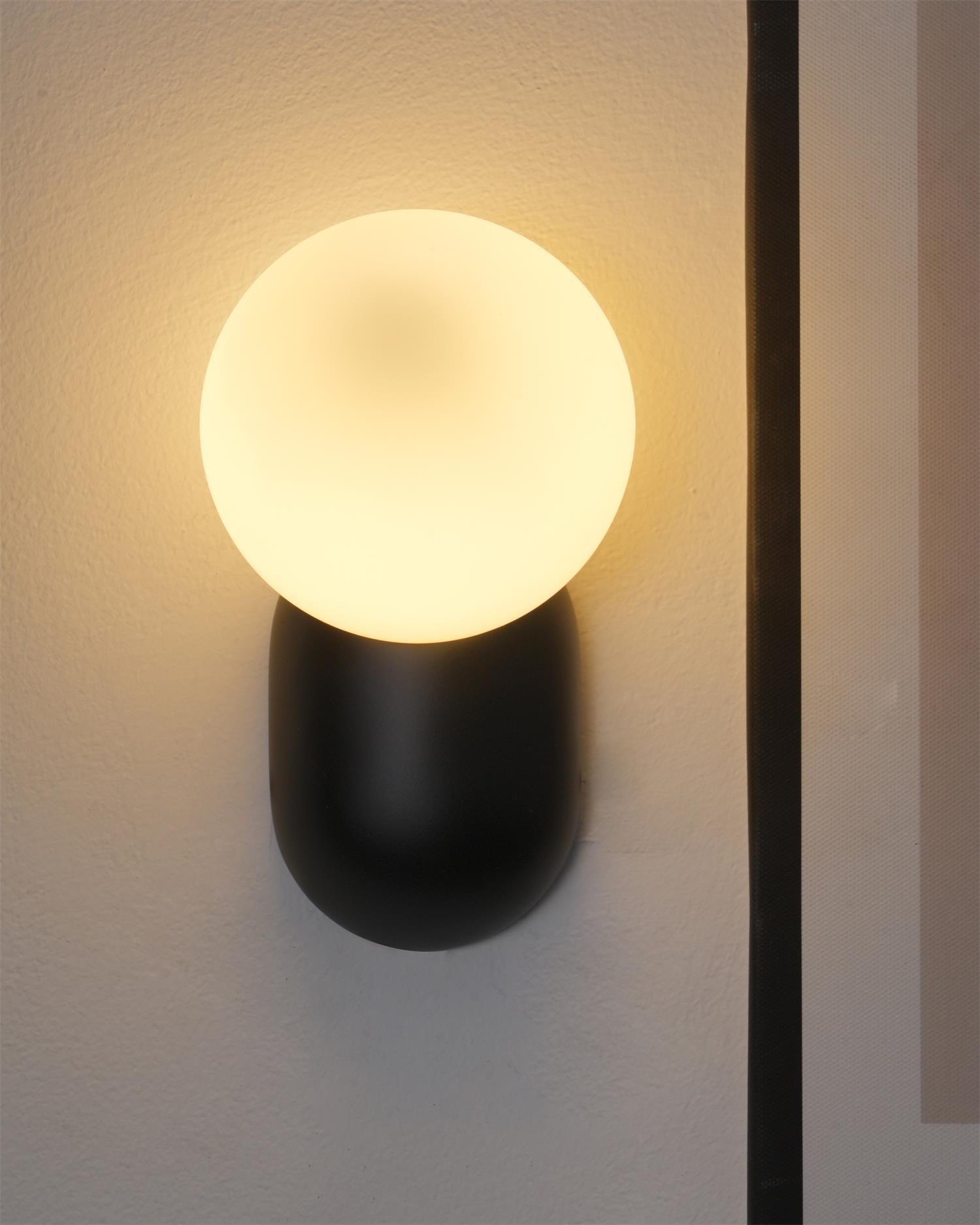 ChicGlow Resin Wandlamp – Elegance and Energy Efficiency in One